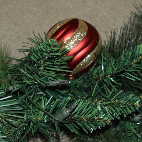 VINTAGE 8Ft Prelit Christmas Garland Pine Garland Spere Lights Berries Pinecone - Picture 13 of 15